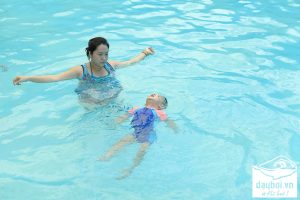 lợi ích đi bơi với trẻ em